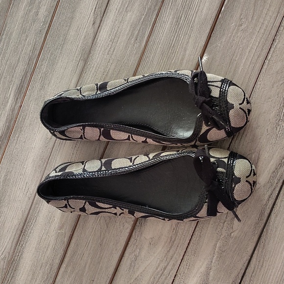 Coach Signature Women's Flats 8 Wide - Picture 4 of 11